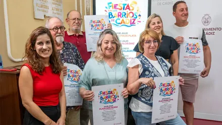 VArias personas en la Presentación de la actividad 'Fiesta en los Barrios' en el Ayuntamiento de Cádiz