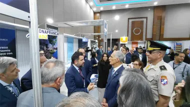 El presidente de Honduras, Nasry Asfura, y el delegado del Estado en la Zona Franca de Cádiz, Fran González, mantienen una conversación en el stand de la institución gaditana durante el III Foro Iberoamericano de Turismo. Ambos observan material informativo sobre los proyectos de Economía Azul, Incubazul y Blue Core, presentados por la delegación gaditana en el encuentro empresarial celebrado en Honduras.