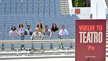 El grupo de artistas participantes en la programación inaugural del Teatro Pemán posa sentado en las gradas del renovado recinto del Parque Genovés. En primer plano aparece un cartel con el mensaje "Vuelve tu teatro", mientras el escenario y las nuevas instalaciones sirven de fondo a la presentación del ciclo cultural que marcará la reapertura del espacio tras 15 años cerrado.