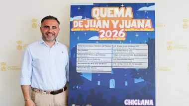 El delegado Fede Díaz, con camisa blanca junto al cartel de la quema de Juan y Juanillos en Chiclana.