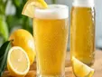 La OCU desmonta el mito de la cerveza con limón: esto es lo que realmente lleva