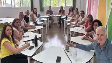 Miembros de la UCA sentados en una mesa.