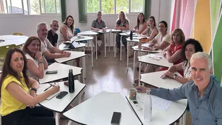 Miembros de la UCA sentados en una mesa.
