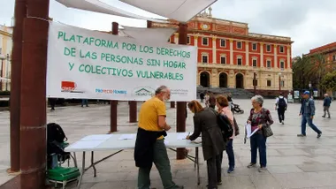 Plaza del Rey de San Fernando y los miembros de la Plataforma de las personas sin hogar.