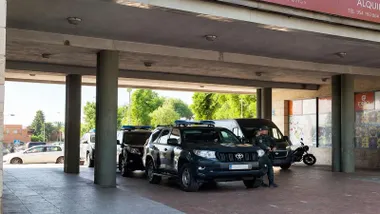 Vehículos negros de la Guardia Civil.