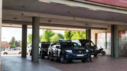 Vehículos negros de la Guardia Civil.