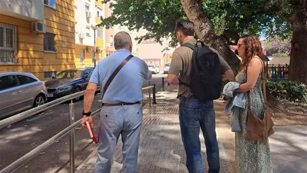 Representantes de Adelante Izquietda Gaditana en la visita a la Laguna con representantes vecinales.