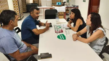 Miembros de Bomberos y de Adelante reunidos.