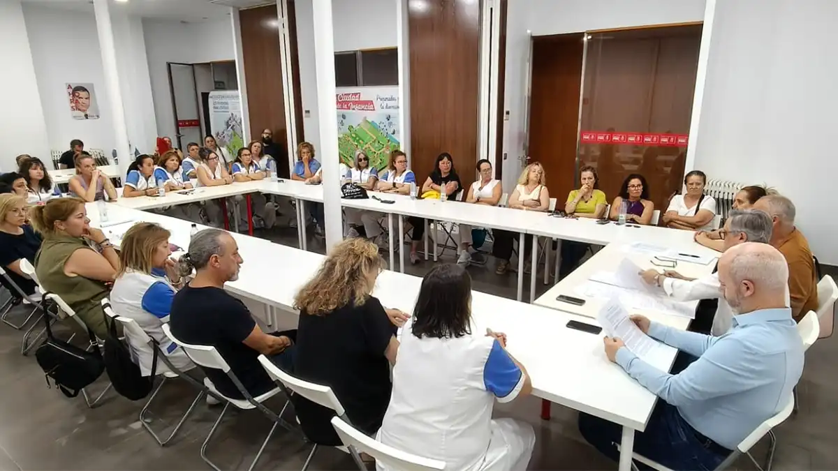 La oposición municipal de Cádiz asume las reivindicaciones de la plantilla de limpieza y exige garantías al Gobierno local
