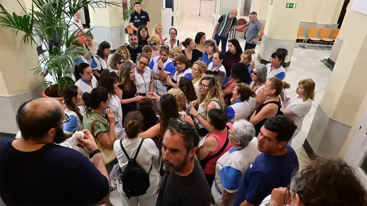 La plantilla de limpieza de dependencias municipales toma el Ayuntamiento de Cádiz para exigir garantías sobre el nuevo contrato