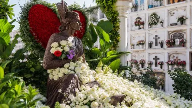 Flores en el cementerio de Chipiona junto a la estatua de Rocío Jurado.