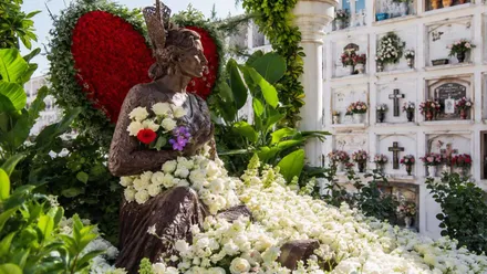 Flores en el cementerio de Chipiona junto a la estatua de Rocío Jurado.