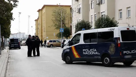 Un grupo de agentes de la Policía Nacional junto a un furgón, en Rota.