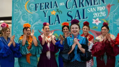 Grupo de chicas aplaudiendo a la nueva Salinera de San Fernando.