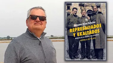 Salvador Daza con gafas de sol en la playa y a la derecha su libro con una foto de época de la Guerra Civil española.
