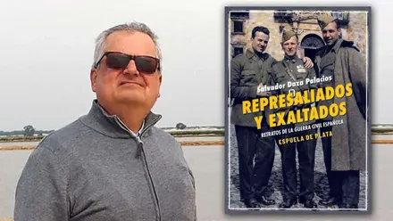 Salvador Daza con gafas de sol en la playa y a la derecha su libro con una foto de época de la Guerra Civil española.