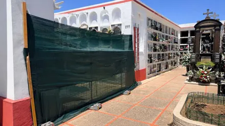 Malla que bloquea el acceso a la zona de nichos dañados en el cementerio de San Fernando.
