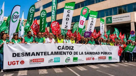 Manifestantes en una protesta, portan una gran pancarta contra el desmantelamiento de la Sanidad Pública.