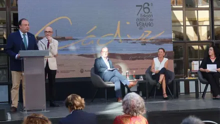 Charla con Sara Baras, sentada, en el acto de la UCA de los cursos de verano.
