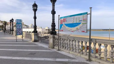 Señalética de las playas de Cádiz que este martes 16 comienzan la temporada media. Foto: José Luis Porquicho Prada.