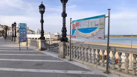 Señalética de las playas de Cádiz que este martes 16 comienzan la temporada media. Foto: José Luis Porquicho Prada.