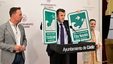 El alcalde, bruno García, muestra el modelo de señalética por maremoto en Cádiz. Foto: Eulogio García.