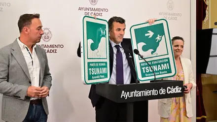 El alcalde, bruno García, muestra el modelo de señalética por maremoto en Cádiz. Foto: Eulogio García.