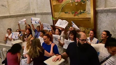 La plantilla del Servicio de Limpieza Dependencias Municipales ha llevado sus protestas al interior del Ayuntamiento. Foto: Eulogio García.