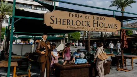 Stand de la Feria del Libro de San Fernando con Sherlock Holmes.