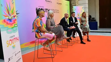 Momento de la presentación del South en Cádiz, destaca el escenario colorista donde están las autoridades.