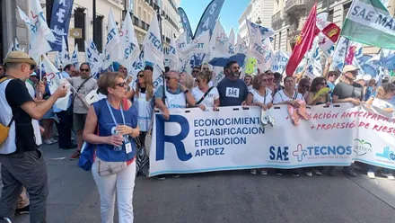 Manifestantes exigiendo la reclasificación de los técnicos sanitarios.