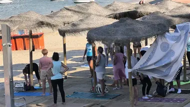 Imagen de una actividad para mayores el verano de 2025 en La Caleta. Foto: José Luis Porquicho Prada.