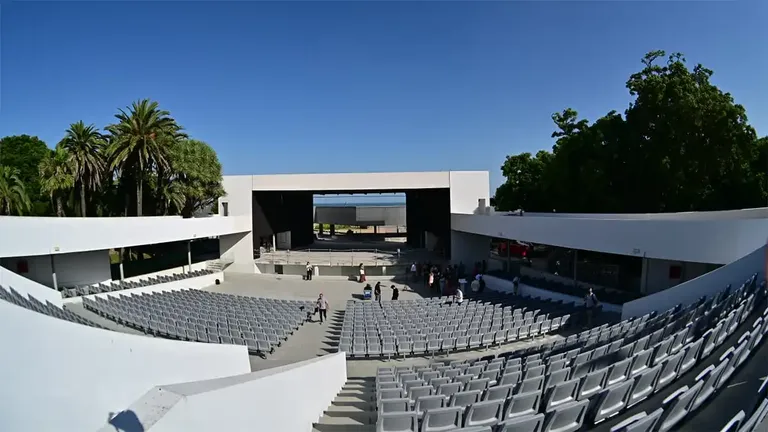 Imagen general del Teatro José María Pemán en Cádiz, con las gradas y el escenario prácticamente terminados tras las obras de reconstrucción. El recinto, situado en el Parque Genovés, reabrirá sus puertas el 20 de agosto con una programación inaugural protagonizada por artistas de Cádiz.