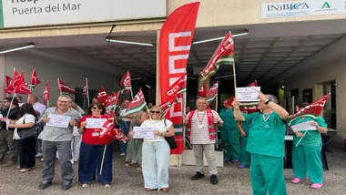 Personas con pancartas y carteles manifestándose a las puertas de un hospital, son técnicos del SAS.