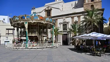 Tiovivo y un aterraza en la plaza de la Catedral de Cádiz