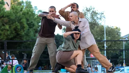 Cuatro bailarines en una actuación.