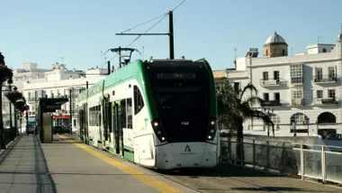 Imagen del Trambahía en sus colores verde y blanco.