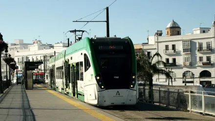 Imagen del Trambahía en sus colores verde y blanco.