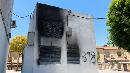Módulo del transformador quemado con huellas del incendio.