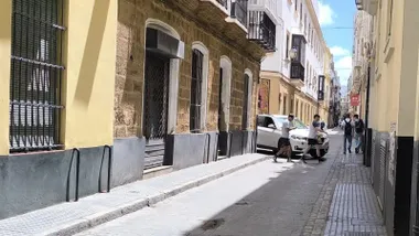 Un coche por una calle del centro de Cádiz. Foto: José Luis Porquicho Prada.