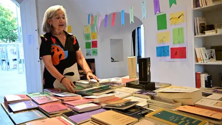 Una de las libreras participantes en la Feria del Libro de Cádiz 2026. Foto: Eulogio García,