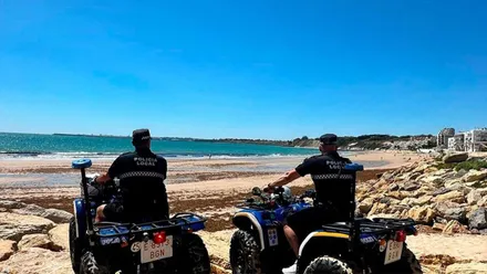 Dos policías locales en quads en la playa de Valdelagrana.