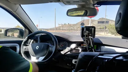 Interior de un coche de la Guardia Civil controlando la velocidad.