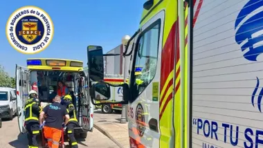 Camión de bomberos y ambulancia atendiendo al herido en Villamartín.