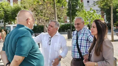 Representantes del PSOE y vecinales durante la visita socialista al barrio de Loreto.