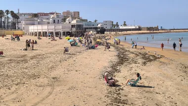 Domingo de Levante en la playa de la Caleta de Cádiz, con bañistas desde temprano. Foto: José Luis Porquicho Prada