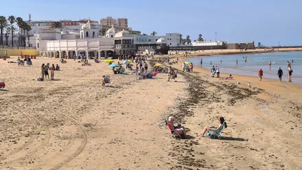 Domingo de Levante en la playa de la Caleta de Cádiz, con bañistas desde temprano. Foto: José Luis Porquicho Prada