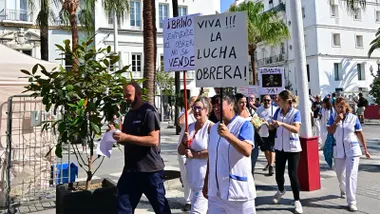 Imagen de una manifestación de la plantilla del servicio de limpieza de dependencias municipales de Cádiz. Foto: Eulogio García.
