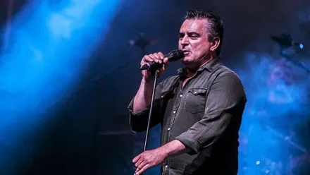 Pepe Begines, de Los Chanclas, cantando.