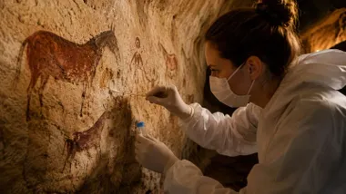 Especialista sacando ADN de una pintura rupestre.